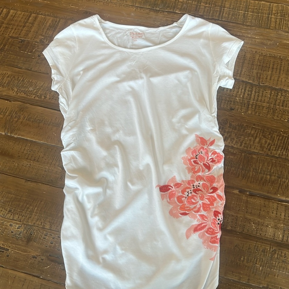 A pea in the pod maternity t-shirt. Size medium, like new.